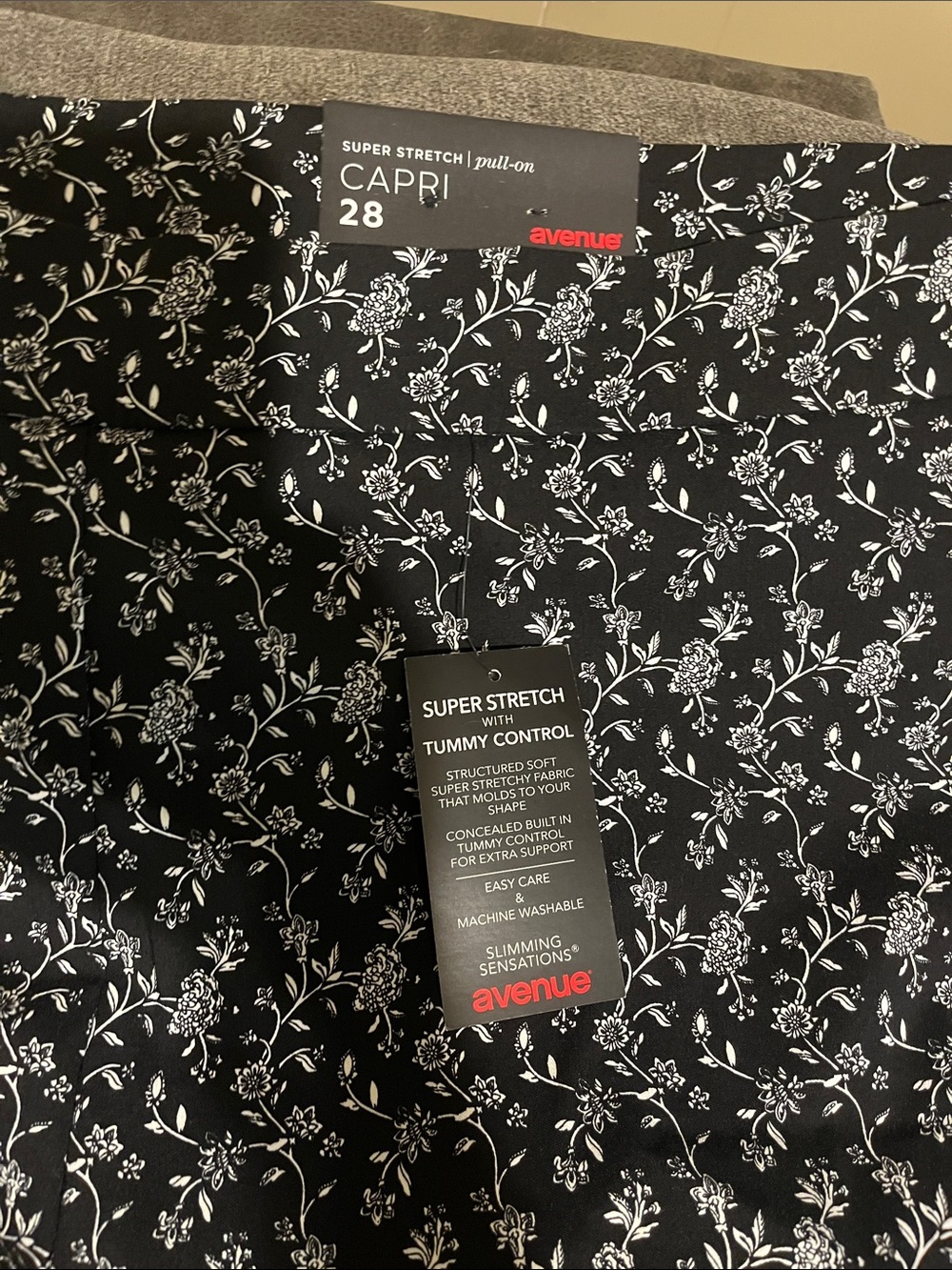 Avenue Black and White Floral Super Stretch Pull-On Capri